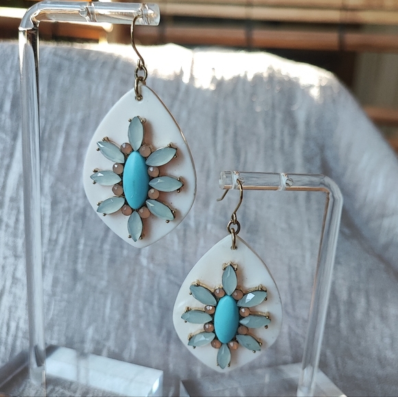 Carolee New York Mother of Pearl Faux Turquoise Seafoam Stones Pierced Earrings - Picture 5 of 13